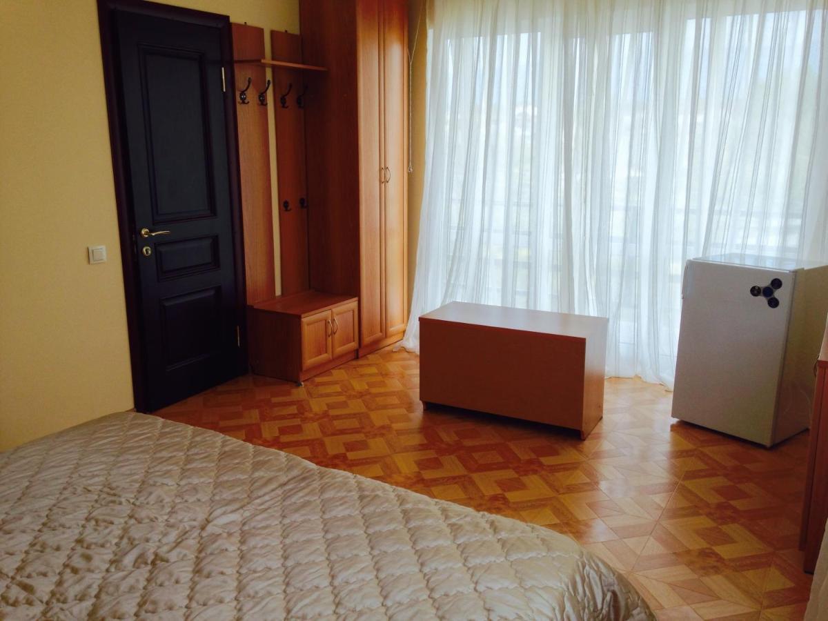 Rozalin Guest House Gudauta Phòng bức ảnh